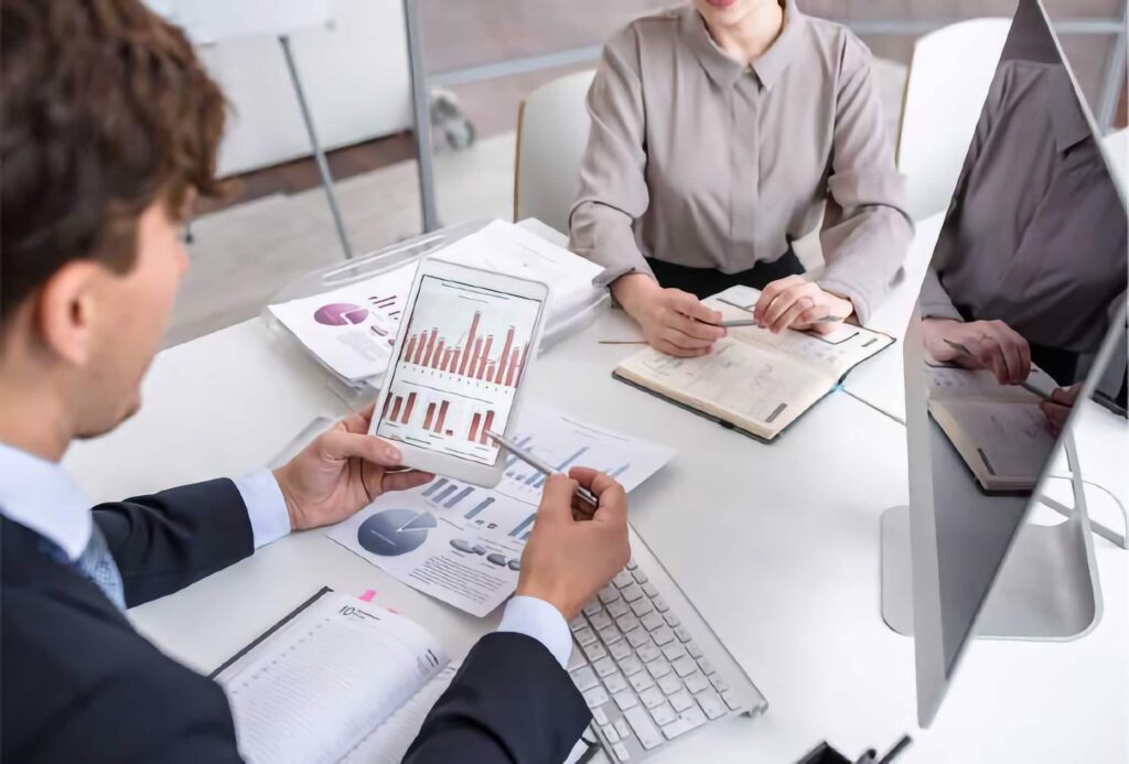 Professionisti analizzano grafici finanziari per l’analisi della Visura Centrale Rischi Banca d’Italia.